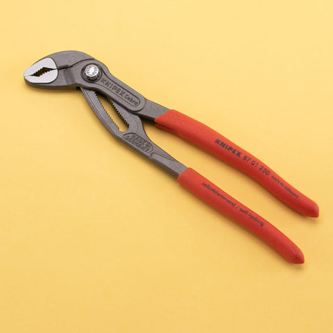 Prezent dla majstra budowlanego – co kupić fachowcowi na urodziny w 2026 5 Knipex Cobra 87 01 250 szczypce nastawne prezent dla budowlańca