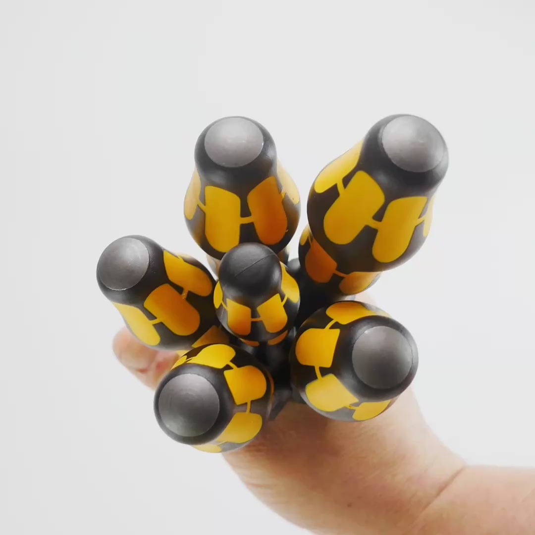 Load video: Wera 018282 Kraftform Plus Slotted/Phillips Screwdriver Set + Rack