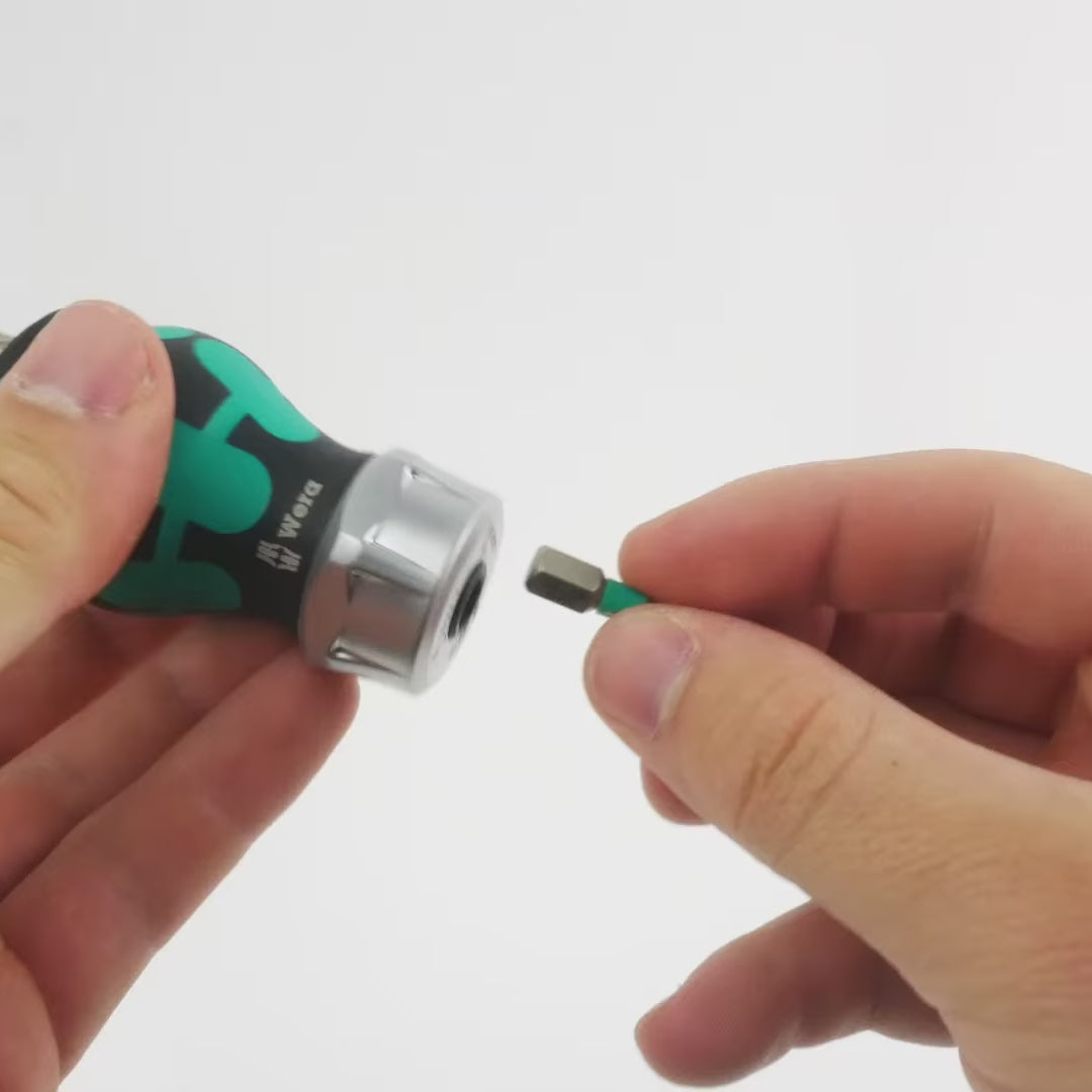 Load video: Wera 008883 Kraftform Kompakt RA 1 Ratcheting Stubby Screwdriver with Bit Storage, 6 Pieces