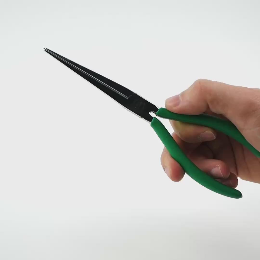 Load video: Stahlwille 6510 Mechanics flat nose pliers 190 mm - Chrome, Dip-Coated