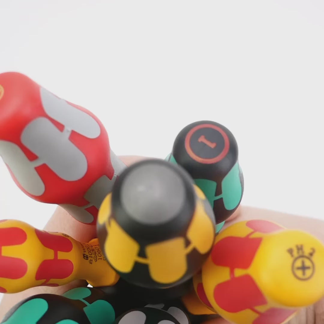 Load video: Wera 300300 "A Round of Screwdrivers" Set 2, 33 Pieces