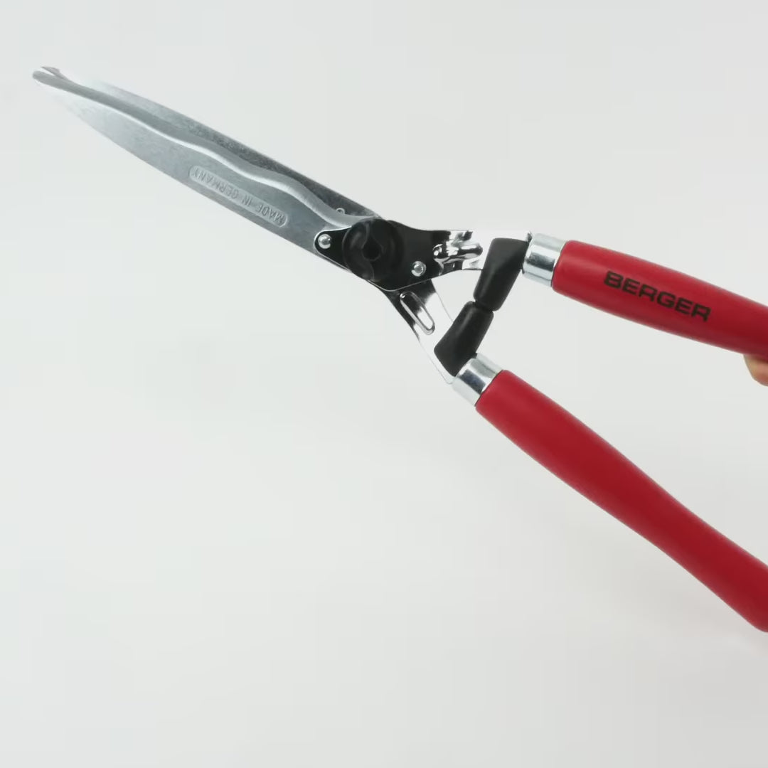 Load video: Berger Hedge Shear with Wavy Blades, Wood Handle, 24"