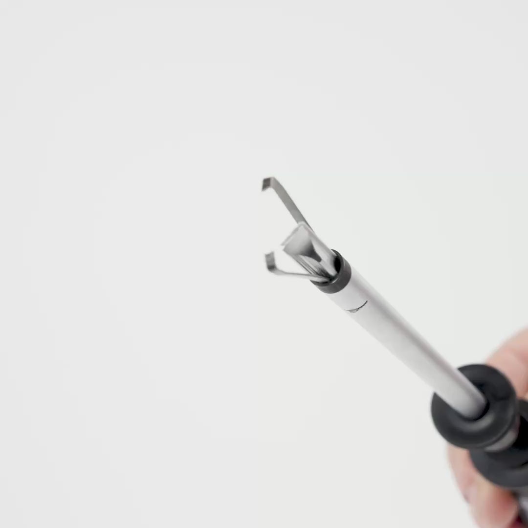Load video: Felo 50074 5.5 x 150mm Slotted Screwdriver with Gripper
