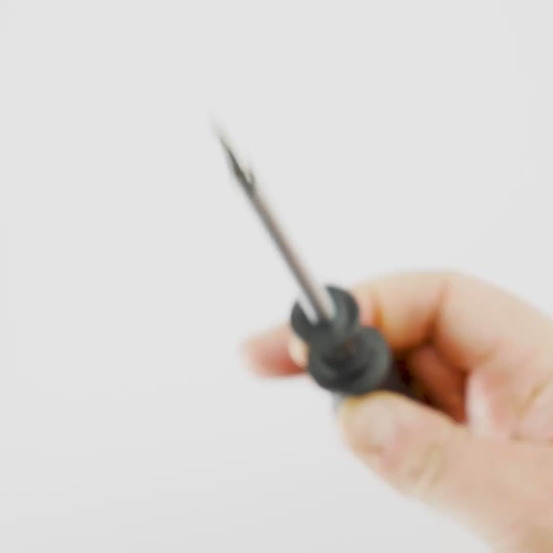 Load video: Felo 50072 4 x 150mm Slotted Screwdriver with Gripper